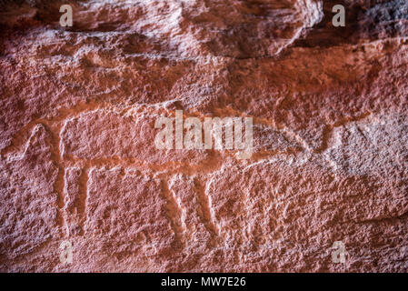 Ancient Nabatean und Thamudic Inschriften auf Stein, camel Caravan und Menschen. Khazali Canyon, Wadi Rum Wüste, Jordanien Stockfoto