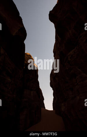 Silhouette einer engen Schlucht, Canyon mit senkrechten Wänden. Wadi Rum, Jordanien Stockfoto