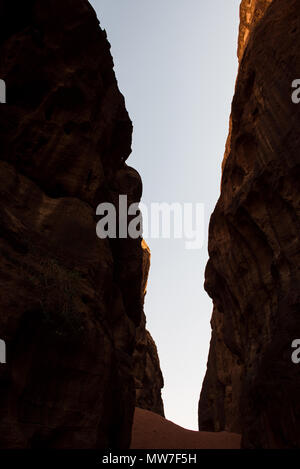 Silhouette einer tiefen Schlucht, Canyon mit senkrechten Wänden. Wadi Rum, Jordanien Stockfoto