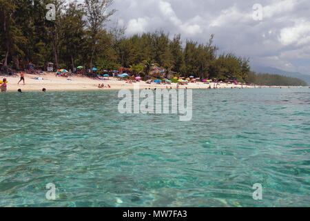 Strand an der Küste des Ozeans. Lagune Hermitage, Reunion Stockfoto