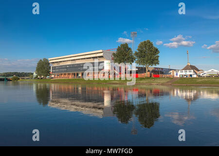 Die Stadt Boden ist die Nottingham Forest Fußballstadion in West Bridgford, Nottinghamshire, England, am Ufer des Flusses Trent. Stockfoto