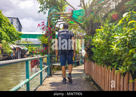 Mann backpacker Asien besuchen, der an einem sonnigen Tag, Solo Reise und Ferien Konzept. Stockfoto