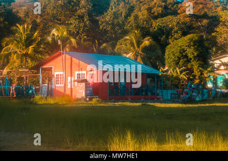 Holzhäuser mit Vegetation der Insel Bastimento in Bocas del Toro, ist die Hauptstadt der Provinz mit dem gleichen Namen in der Karibik West Stockfoto