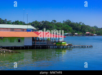 BOCAS, PANAMA - 20. APRIL 2018: Boot in der Nähe der Häuser am Ufer der Insel Bastimento in Bocas del Toro, ist die Hauptstadt der Provinz mit dem gleichen Namen in der Karibik West Stockfoto
