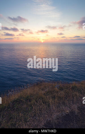 Schönen Sonnenuntergang in Etretat Cliff, eine Gemeinde im Département Seine-Maritime und in der Region der Normandie in Frankreich Stockfoto