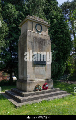 Kriegerdenkmal für die Toten des Zweiten Weltkriegs 1 im Dorf Great Brington, Northamptonshire; 1921 von Weldon Stein in der Form eines Kenotaph errichtet Stockfoto