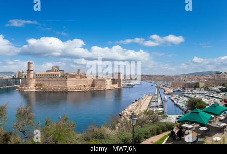 Blick über den Alten Hafen und das Fort Saint-Jean aus dem Palais du Pharo, Marseille, Provence-Alpes-Côte d'Azur, Frankreich Stockfoto