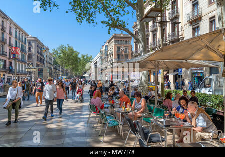 Las Ramblas, Barcelona. Cafe an der belebten Rambla dels Caputxins, Barcelona, Katalonien, Spanien. Stockfoto