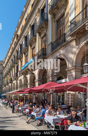 Plaça Reial in Barcelona. Touristen außerhalb ein Cafe auf der Plaça Reial, Barri Gotic, Barcelona, Katalonien, Spanien. Stockfoto