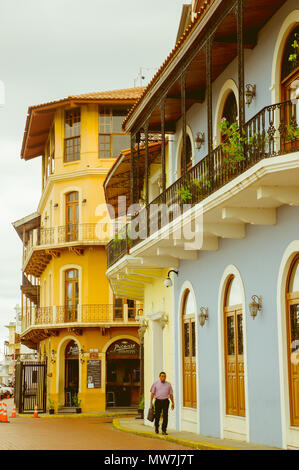 PANAMA CITY, Panama - April 20, 2018: Die schöne Spanische Haus im Kolonialstil mit Schmiedeeisen und Pflanzen, Casco Viejo während ein prachtvoller bewölkten Tag in der Stadt Stockfoto