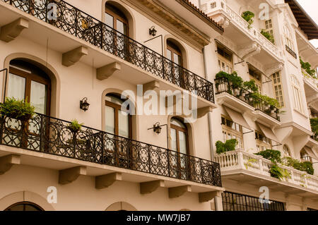 PANAMA CITY, Panama - 20. APRIL 2018: Im freien Blick auf die wunderschönen spanischen Haus im Kolonialstil mit schmiedeeisernen und Pflanzen in dowtown in der Casco Viejo in der Stadt gelegen Stockfoto
