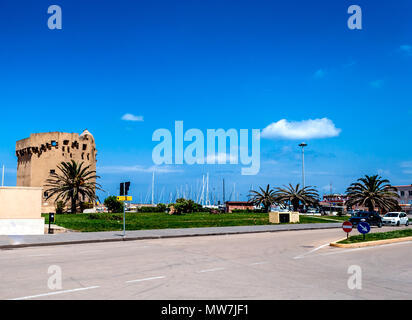 Ansicht der aragonesischen Turm auf den Hafen von Porto Torres Stadt an einem sonnigen Tag der Frühling Stockfoto