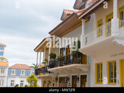 PANAMA CITY, Panama - April 20, 2018: Die schöne Spanische Haus im Kolonialstil mit Schmiedeeisen und Pflanzen, Casco Viejo während ein prachtvoller bewölkten Tag in der Stadt Stockfoto