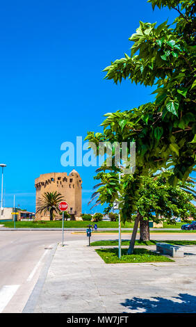 Ansicht der aragonesischen Turm auf den Hafen von Porto Torres Stadt an einem sonnigen Tag der Frühling Stockfoto