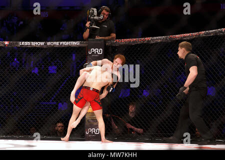 Aaron Aby (links) im Vergleich Connor Hignet (rechts) in einem catchweight Wettbewerb am ACB 54 in Manchester, UK. Aby gewann nach drei Runden nach Split Entscheidung. Absolute Meisterschaft Berkut, Mixed Martial Arts, MMA. Stockfoto