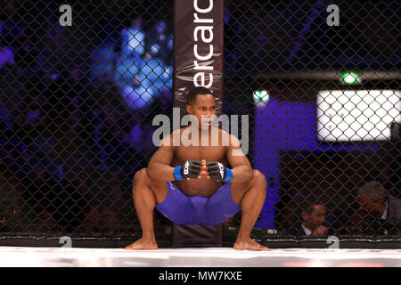 Javonne Morrison, Mixed Martial Artist, hockt im Käfig vor seinem Kampf am ACB 54 in Manchester, UK. Absolute Meisterschaft Berkut, Mixed Martial Arts, MMA-Kämpfer. Stockfoto