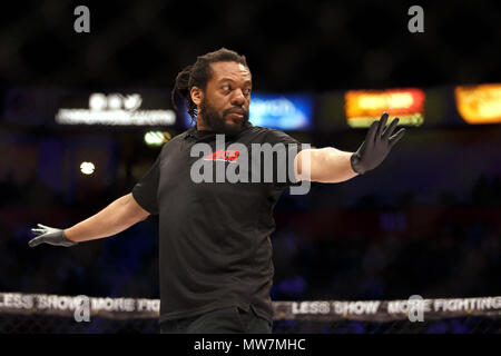 Herb Dean, Mixed Martial Arts Schiedsrichter, in der Tätigkeit an Absolute Meisterschaft Berkut ACB 54 Veranstaltung in Manchester, UK im März 2017. Stockfoto