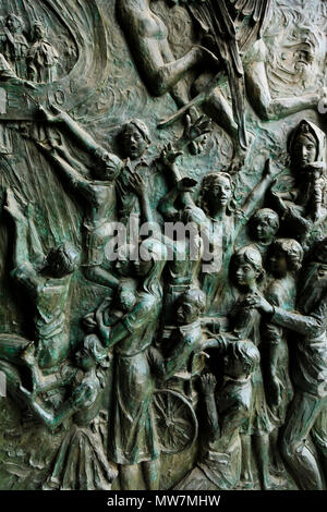 Tür Relief, Almundena Kathedrale, Madrid, Spanien. Mai 2018 Stockfoto