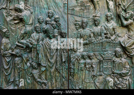 Tür Relief, Almundena Kathedrale, Madrid, Spanien. Mai 2018 Stockfoto