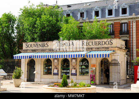 Souvenir Shop auf dem Gelände der Kathedrale Almundena, Madrid, Spanien. Mai 2018 Stockfoto