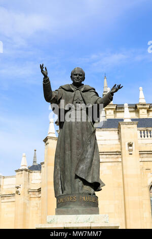 Statue von Papst Johannes Paul II., Joannes Paulus, an der Almundena Kathedrale, Madrid, Spanien. Mai 2018 Stockfoto