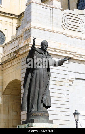 Statue von Papst Johannes Paul II., Joannes Paulus, Almundena Kathedrale, Madrid, Spanien. Mai 2018 Stockfoto