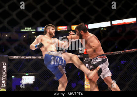 Tanner Boser (links) verteidigt gegen Mukhomad Vakhaev (rechts) ACB 54 in Manchester, UK. Absolute Meisterschaft Berkut, Mixed Martial Arts, MMA kämpfen. Stockfoto