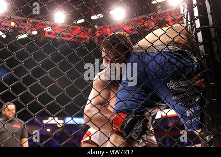 Mukhomad Vakhaev (close Links, Kamera) hält Tanner Boser gegen den Käfig am ACB 54 in Manchester, UK. Absolute Meisterschaft Berkut, Mixed Martial Arts, MMA kämpfen. Stockfoto