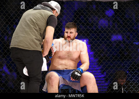 Mixed Martial Artist Tanner Boser saß in seinem Ecke am Ende seines Kampfes im ACB 54 in Manchester, UK. Boser verloren zu Mukhomad Vakhaev über eine getrennte Entscheidung. Absolute Meisterschaft Berkut, Mixed Martial Arts, MMA kämpfen. Stockfoto