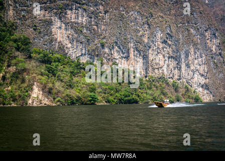 Speed Boot mit Touristen laden durch Sumidero Canyon, Chiapas, Mexiko Stockfoto