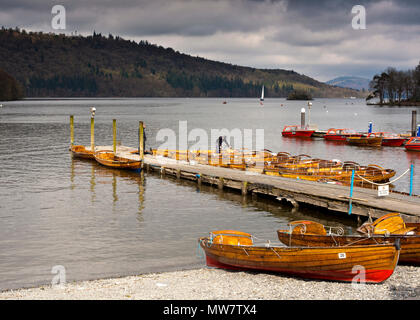 Ruderboote am Ufer des Lake windermere bei Bowness am windermere Cumbria Lake District England Stockfoto