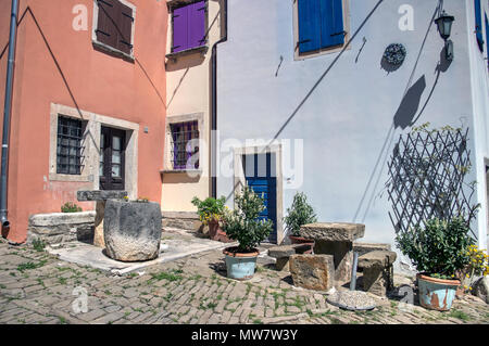 Istrien, Kroatien - Stein Bänke und Tische vor einer antiken Residenz Haus in der mittelalterlichen Stadt Grisignana auch bekannt als Medulin Stockfoto