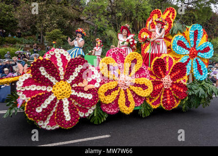 Festival float bei der Madeira Blumenfest Parade Stockfoto