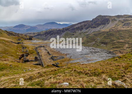 Auf der NOW Website der ehemaligen Schiefergrube Croesor mit dem Gipfel des Moelwyn Mawr im Hintergrund, Snowdonia National Park stillgelegten Stockfoto