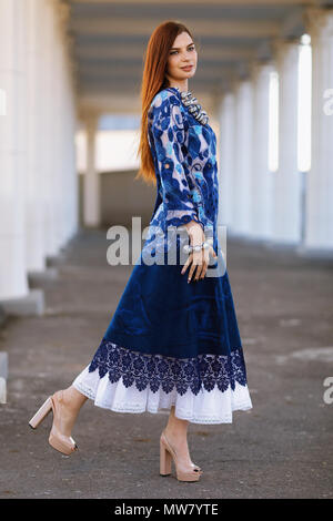 Stilvolle schöne Mädchen in Designer Kleidung. Sie trug eine Tunika, blaue Spitze. Es ist in der Technologie der nunovolok auf weißen dünnen Seide Merino gemacht wird Stockfoto
