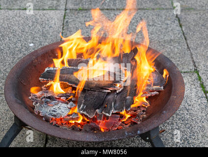 Holz hell brennenden in einem Metall Feuerstelle Stockfoto