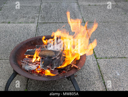 Holz hell brennenden in einem Metall Feuerstelle Stockfoto