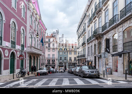 Lissabon, Portugal - 22. April 2018: Seitenansicht der Trindade Theater, von den "Largo da Trindade" Straße Stockfoto