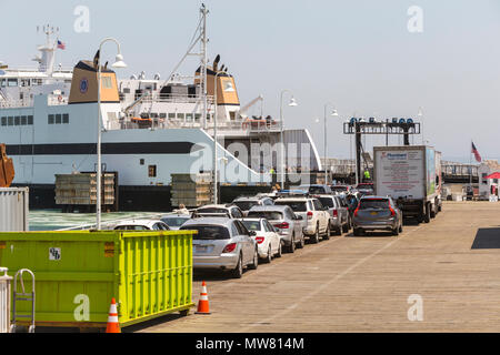 Fahrzeuge warten in der Zeile a Steamship Behörde Fähre Vorbereitung der Fährhafen in Falmouth, Massachusetts auf Martha's Vineyard abzuweichen. Stockfoto