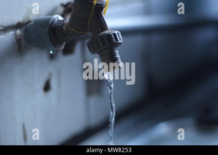 Fließendes Wasser aus einer fehlerhaften Tippen Stockfoto