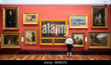 Frau auf der Suche nach Victoria Gemälde in der Galerie im Inneren der McManus Kunstgalerie und Museum in Dundee, Tayside, Schottland, Großbritannien Stockfoto