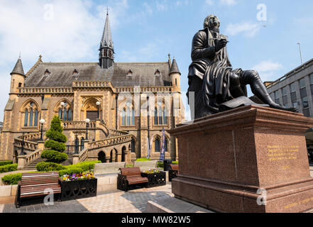 Ansicht der McManus Kunstgalerie und Museum und Robert Burns Statue in Dundee, Tayside, Schottland, Großbritannien Stockfoto