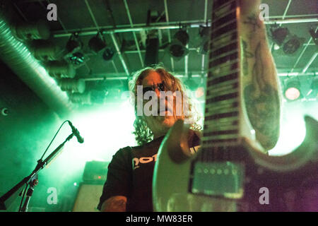 Norwegen, Oslo - 23. Mai 2018. Die amerikanische Stoner Rock Band Monster Magnet führt ein Live Konzert bei Blå in Oslo. Hier Gitarrist Phil Caivano gesehen wird live auf der Bühne. (Foto: Gonzales Foto - Brokvam Kjell). Stockfoto