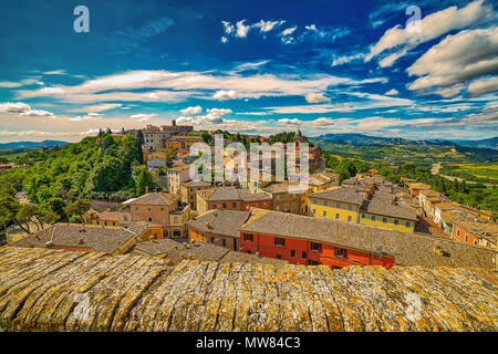 Mit der Italienischen mittelalterliches Dorf auf hügeligen Landschaft Stockfoto