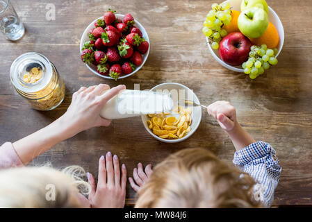 Ansicht von oben von Mutter und Sohn Vorbereitung corn flakes zum Frühstück Stockfoto