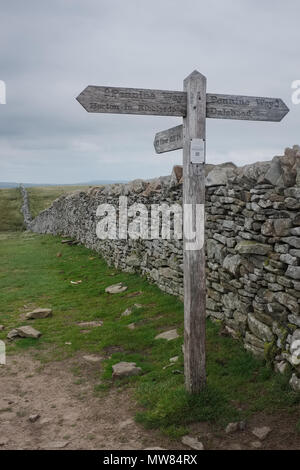 Wegweiser auf der Oberseite des Pen-y-Gent am bewölkten Tag in North Yorkshire, England Stockfoto