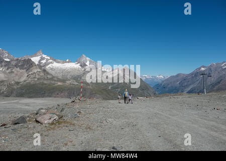 Mutter und Kinder zu Fuß auf den Weg von Trockener Steg zum Schwarzsee, in den Schweizer Alpen, in der Nähe von Zermatt, Schweiz. Stockfoto