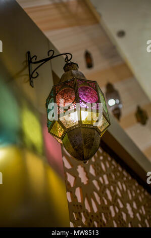 Traditionelle arabische Marokkanische Wandleuchte, handgefertigt Stockfoto