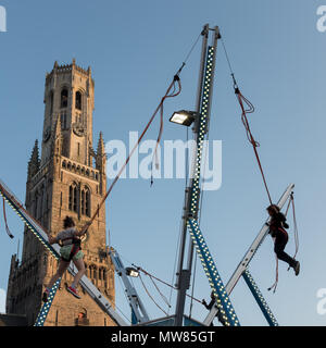 Kinder genießen Spielplatz am Grote Markt in Brügge, Belgien. Stockfoto