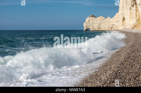 Smashing Wellen auf den Strand von Deauville in der Normandie Stockfoto